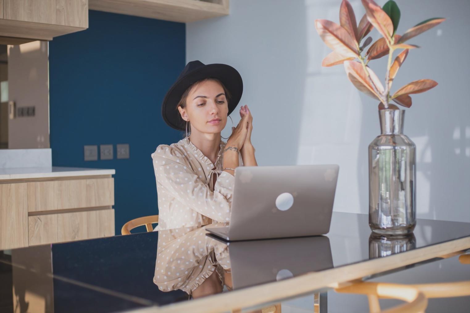 Personas analizando documentos financieros y planificando estrategias de inversión